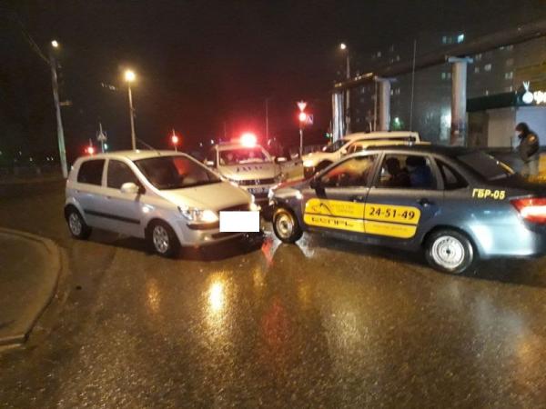 В Ставрополе в аварии с четырьмя легковушками пострадала женщина